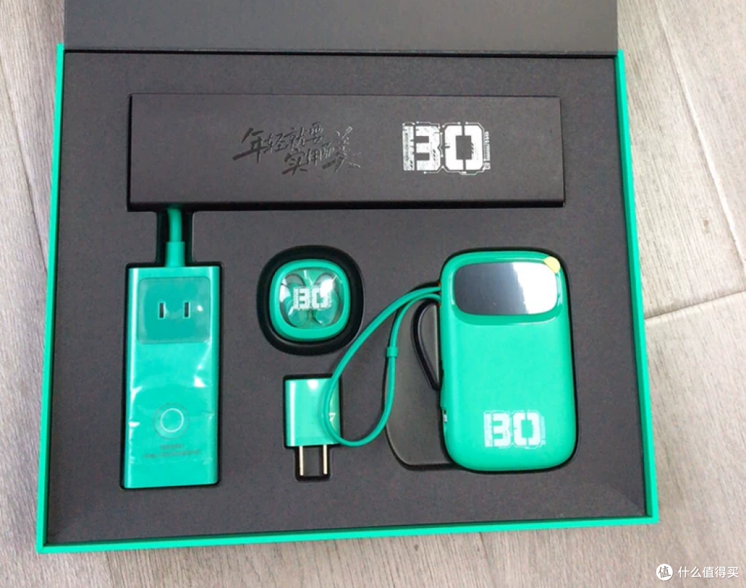 Bộ quà tặng Baseus Limited Edition gồm Pin dự phòng + sạc 30W + tai nghe + ổ điện 4 Bộ quà tặng Baseus Limited Edition gồm Pin dự phòng + sạc 30W + tai nghe + ổ điện