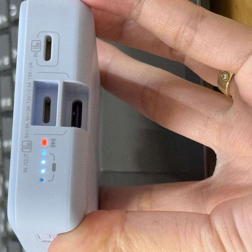 Sạc Dự Phòng MagSafe ROMOSS 10.000mAh 30W - Sạc đồng hồ + airpod, kèm dây C-L (NoBox - Màu Xanh) 7 Sạc Dự Phòng MagSafe ROMOSS 10.000mAh 30W - Sạc đồng hồ + airpod, kèm dây C-L (NoBox - Màu Xanh)