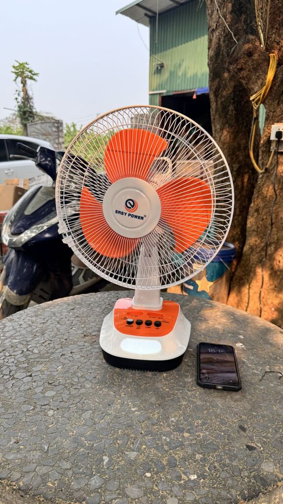 Quạt bàn tích điện hãng EASY POWER EP-3212A , chạy nguồn 220v 12 inch , sạc điện thoại, đèn Led nứt 2 Quạt bàn tích điện hãng EASY POWER EP-3212A , chạy nguồn 220v 12 inch , sạc điện thoại, đèn Led nứt