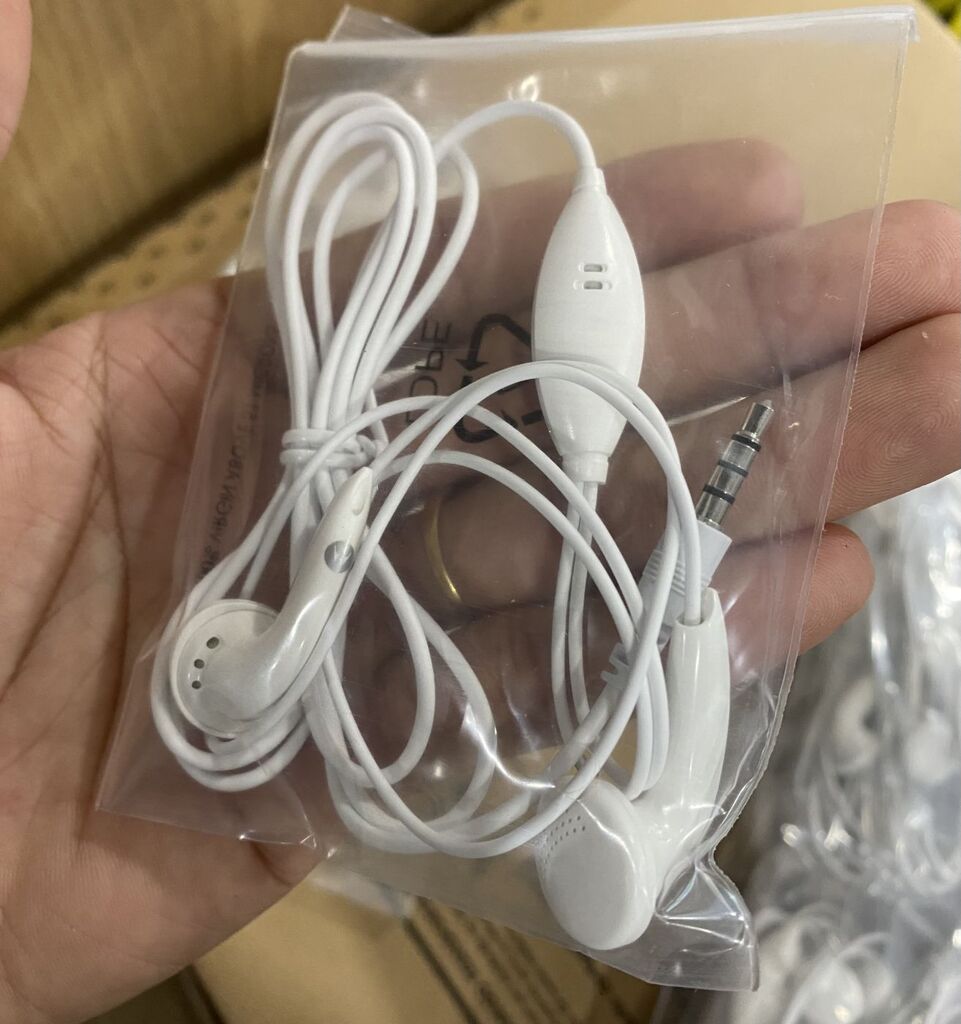 Tai nghe dây chân 3.5mm Motorola - dùng được máy tính , điện thoại , laptop. 3 Tai nghe dây chân 3.5mm Motorola - dùng được máy tính , điện thoại , laptop.